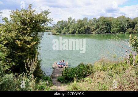 Pärchen, die sich auf dem Steg an der fähre walthamstow Wetlands Reservoirs N17 entspannen Lane london england Großbritannien Stockfoto