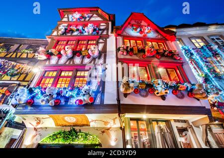 Strasbourg, Frankreich - Straßendekoration im Zentrum von Straßburg, Weihnachtsmarkt im Elsass. Stockfoto
