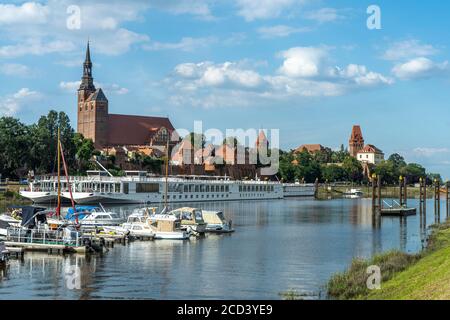 Stadtansicht mit Fluss Tanger, Kirche St. Stephan und Burg in Tangermünde, Sachsen-Anhalt, Deutschland Stockfoto