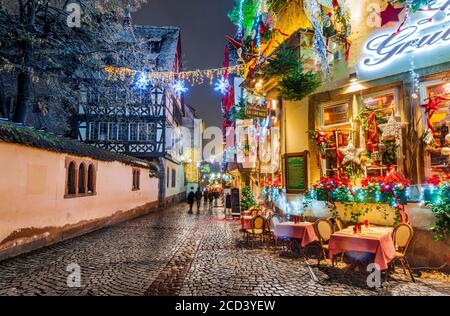 Straßburg, Frankreich - Dezember 2017: Straßendekoration im Zentrum von Straßburg im Restaurant Le Gruber während des Weihnachtsmarktes im Elsass. Stockfoto