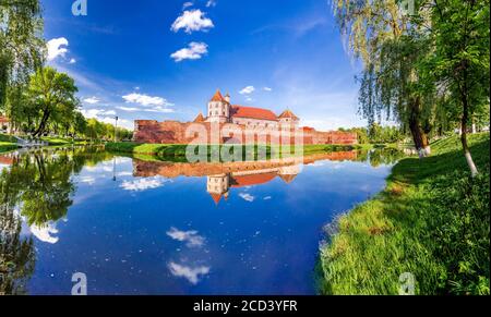 Fagaras, Rumänien. Frühling grün Blüte Landschaft mit Fagaras Festung, Siebenbürgen. Stockfoto