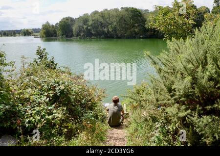 Fischer Angeln in walthamstow Feuchtgebiete Stauseen N17 Fährenlinie london england GB Stockfoto