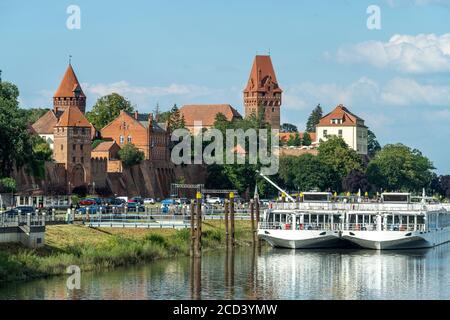 Stadtansicht mit Kreuzfahrten auf dem Fluss Tanger Stadtmauer und Burg in Tangermünde, Sachsen-Anhalt, Deutschland Stadtansicht mit Tanger riv Stockfoto