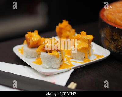 Garnelen mit süßer Sauce und Lachs top auf Kimchi, Nigiri Sushi Food Sushi japanisch Stockfoto