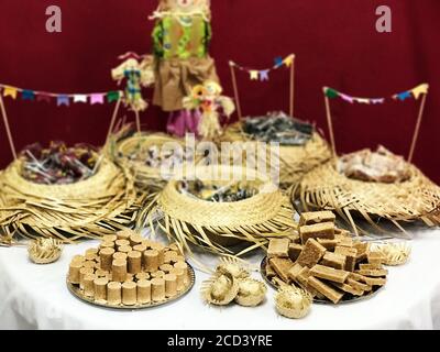 Tabelle der typischen Lebensmittel der Junina Partei: paçoca Süßigkeiten, Lutscher, Kuchen, Dulce de leche, Erdnussbonbons. Stockfoto