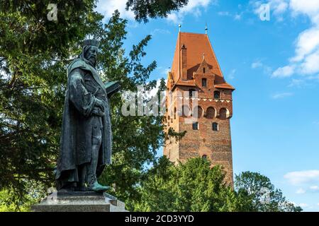 Statue von Kaiser Karl IV. Und der Kapitelturm der Burg Tangermünde, Sachsen-Anhalt, Deutschland Statue von Emperoro Karl IV. Und Tangermünde Castl Stockfoto
