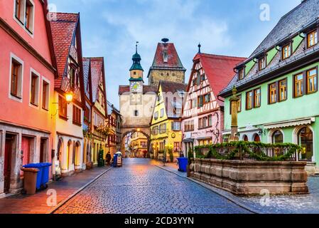 Rothenburg ob der Tauber, weihnachtlich geschmückte Stadt Franken, Bayern in Deutschland. Stockfoto