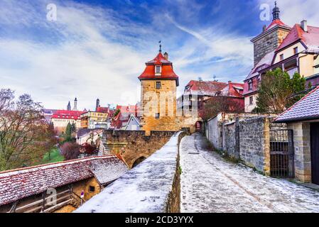 Winterlandschaft mit Rothenburg ob der Tauber, Frankenregion Deutschland, Romantikstraße. Stockfoto