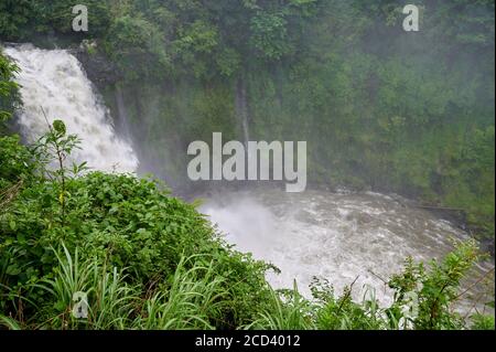 Hochwasser bei den Otodome Falls während der Regenzeit. Tosender Wasserfall. Stockfoto