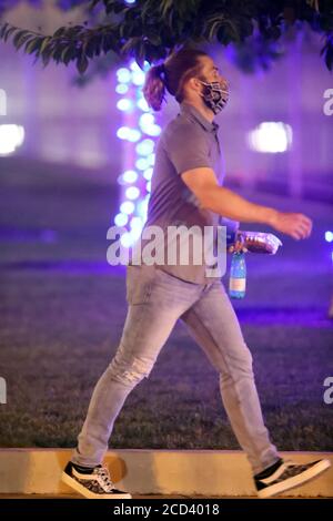 Washington, DC, USA. August 2020. Bryce Harper von der Major League Baseball Philadelphia Phillies verlassen Nationals Park nach ihrem Verlust gegen die Washington Nationals während der Pandemie-verkürzten Saison Covid-19 am 25. August 2020. Kredit: Mpi34/Media Punch/Alamy Live Nachrichten Stockfoto