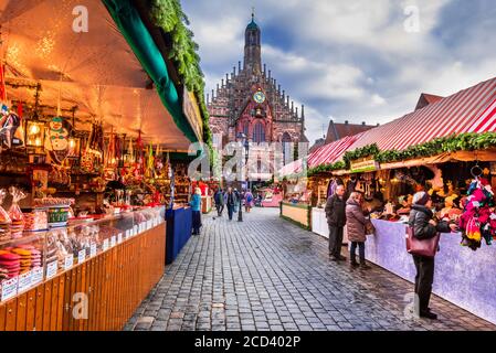 Nürnberg, Deutschland - Dezember 2018: Auf dem Nürnberger Christkindlesmarkt, einem der ältesten Weihnachtsmärkte Deutschlands, erkunden die Menschen den Weihnachtsmarkt Stockfoto