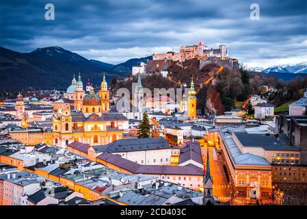 Schöne Aussicht auf die Altstadt von Salzburg mit Festung Hohensalzburg im Winter, Salzburger Land, Österreich Stockfoto