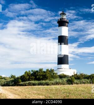 Leuchtturm mit blauem Himmel und Sommerwolken in chassiron, Insel Oleron, Frankreich Stockfoto