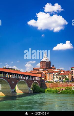 Pavia, mittelalterliche Ponte Coperto über dem Tessin in Norditalien, historische Lombardei Stockfoto