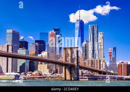 New York, Vereinigte Staaten von Amerika. Brooklyn Bridge in der Abenddämmerung vom Brooklyn Bridge Park in New York City, USA. Stockfoto