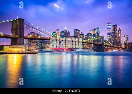 New York, Vereinigte Staaten von Amerika - Panoramablick auf Lower Manhattan, Brooklyn Bridge und Freedem Tower. Stockfoto