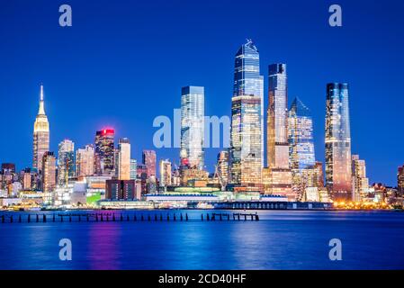New York, Vereinigte Staaten von Amerika - Nachtansicht von Mid Manhattan bei Sonnenuntergang, von Union City und Hudson River. Stockfoto