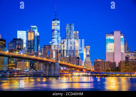 New York, Vereinigte Staaten von Amerika - Panoramablick auf Lower Manhattan, Brooklyn Bridge und Freedem Tower. Stockfoto