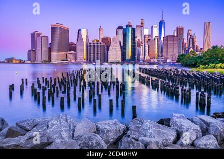 New York. Atemberaubender Blick auf die Skyline von Lower Manhattan von Brooklyn aus, Vereinigte Staaten von Amerika. Stockfoto