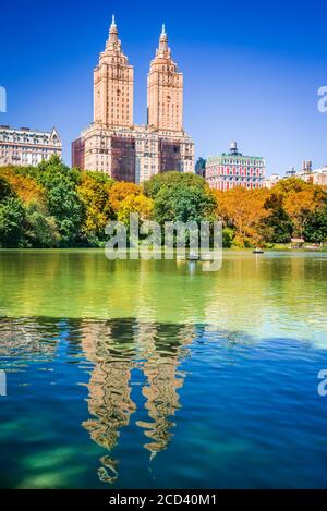 Central Park Herbst und Gebäude Reflexion in Midtown Manhattan New York City, Vereinigte Staaten von Amerika Stockfoto