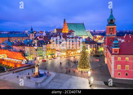 Warschau, Polen - Weihnachtsbaum auf beleuchteten Schlossplatz mit Säule von Sigismund, polnische Hauptstadt. Stockfoto