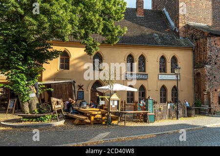 Restaurant Zecheri Sankt Nikolai in Tangermünde, Sachsen-Anhalt, Deutschland Restaurant Zecheri Sankt Nikolai in Tangermünde, Sachsen-Anhalt, Deutschland Stockfoto