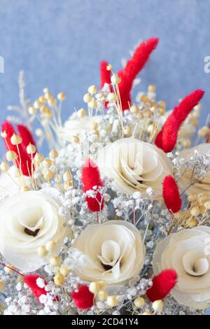 Bouquet von bunten getrockneten Blumen und weißen Rosen Stockfoto