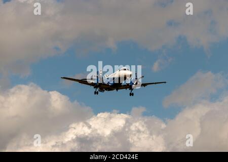 Blick auf die Jetstream 41 Flugzeuge, G-MAJA, betrieben von Eastern Airways, Landung auf Leeds Bradford Flughafen Stockfoto