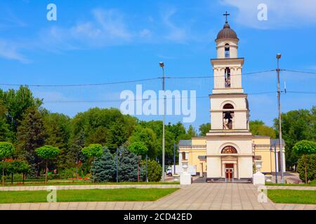 Glockenturm im Zentrum von Chisinau. Central Park mit Kathedrale in Chisinau, Moldawien Stockfoto