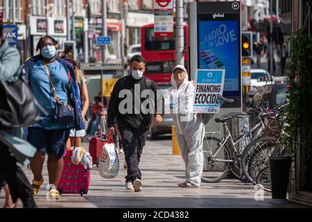 London, Großbritannien. August 2020. Extinction Rebellion Mitglieder protestieren vor der Barclays Bank, Clapham Junction, South London. XR setzt ihre „Harklays“-Kampagne fort und untersucht die Barclays Bank wegen Verbrechen gegen die Menschlichkeit und den Planeten. XR stellt fest, dass Barclays heute der größte europäische Investor in fossile Brennstoffe ist. Quelle: Neil Atkinson/Alamy Live News Stockfoto