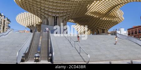 Panorama der Rolltreppe und Stufen zum Metropol Sonnenschirm in Sevilla, Spanien Stockfoto