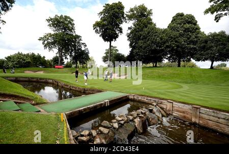 Englands Lee Westwood putts auf dem 10. Grün während eines Vorschauungstages vor der ISPS HANDA UK Championship im Belfry, Sutton Coldfield. Stockfoto