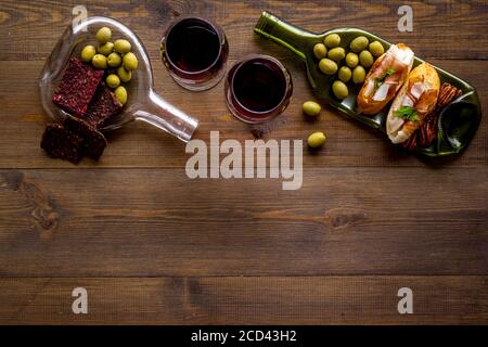 Antipasto und Rotwein in Gläsern Top-Down-Kopierraum Stockfoto
