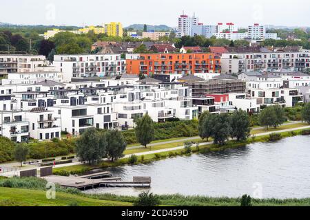 Dortmund, 26.08.2020: Neue Wohn- und Mehrfamilienhäuser rund um den Dortmunder Phönixsee im Stadtteil Hörde. Auf diesem Gelände steht das ehemalige Phoenix-Hüttenwerk. --- Dortmund, 26. August 2020: Neue Wohn- und Mehrfamilienhäuser rund um den Dortmunder Phönixsee im Stadtteil Hörde. An diesem Standort stand das ehemalige Stahlwerk Phoenix. Stockfoto