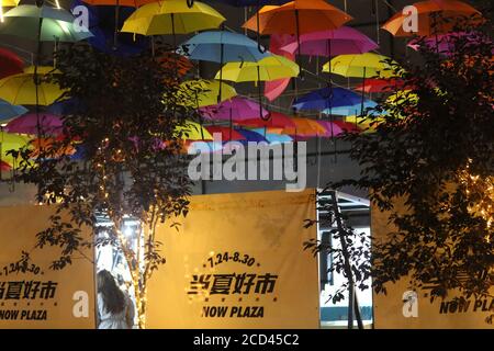 Ein Korridor, der mit bunten Regenschirmen geschmückt ist, soll den Nachtmarkt in Shenyang City, nordöstlich der Provinz Liaoning, am 25. Juli ankurbeln Stockfoto