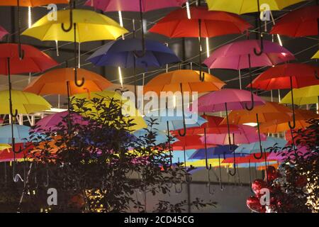 Ein Korridor, der mit bunten Regenschirmen geschmückt ist, soll den Nachtmarkt in Shenyang City, nordöstlich der Provinz Liaoning, am 25. Juli ankurbeln Stockfoto