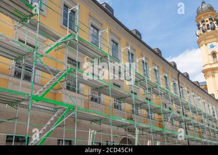 München Deutschland Juli 29 2020:Gerüste für die Gebäudesanierung in München Stadtzentrum Stockfoto