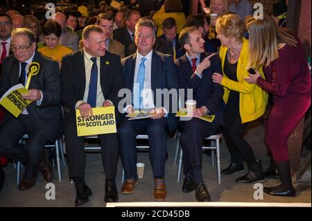 Glasgow, Schottland, Großbritannien. 27. November 2019. Im Bild: (2. Von links) Drew Hendry MP; (3. Von links) Keith Brown MSP, Deputenführer der Scottish National Party (SNP). Die offizielle Wahlerklärung der Scottish National Party (SNP) für die Parlamentswahlen am 12. Dezember 2019. Stockfoto