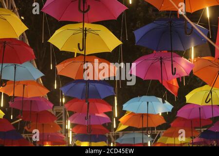 Ein Korridor, der mit bunten Regenschirmen geschmückt ist, soll den Nachtmarkt in Shenyang City, nordöstlich der Provinz Liaoning, am 25. Juli ankurbeln Stockfoto