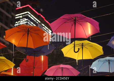 Ein Korridor, der mit bunten Regenschirmen geschmückt ist, soll den Nachtmarkt in Shenyang City, nordöstlich der Provinz Liaoning, am 25. Juli ankurbeln Stockfoto