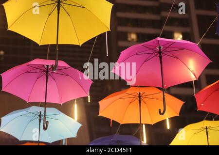 Ein Korridor, der mit bunten Regenschirmen geschmückt ist, soll den Nachtmarkt in Shenyang City, nordöstlich der Provinz Liaoning, am 25. Juli ankurbeln Stockfoto