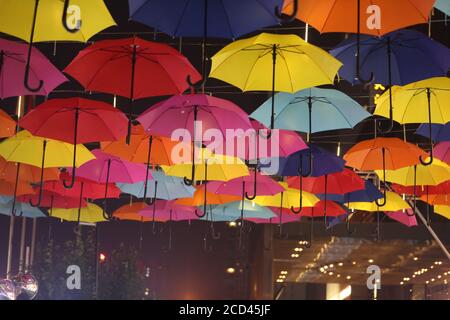 Ein Korridor, der mit bunten Regenschirmen geschmückt ist, soll den Nachtmarkt in Shenyang City, nordöstlich der Provinz Liaoning, am 25. Juli ankurbeln Stockfoto