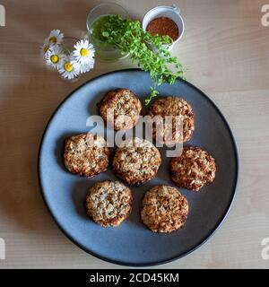 Blauer Teller mit leicht zuzubereitenden und gesunden, hausgemachten Kekse – von einem kleinen Mädchen gemacht Stockfoto