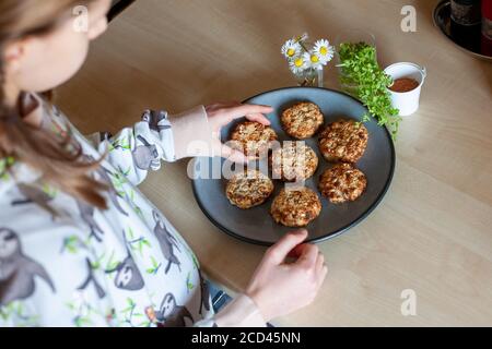 Mädchen macht, einfach zuzubereiten und gesund, hausgemachte Kekse - während des Aufenthalts zu Hause Stockfoto