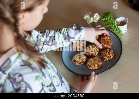 Mädchen macht, lecker, einfach zuzubereiten und gesund, hausgemachte Kekse - während des Aufenthalts zu Hause Stockfoto