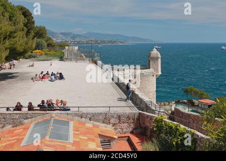 Monte Carlo, Monaco - Apr 19, 2019: Parkgelände auf dem Gebiet der alten Festung Stockfoto