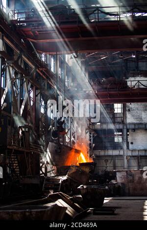 Metallurgie Fabrik Werkstatt. Schmelzen des Metalls läuft. Rotes Feuer und weißer Rauch oder Dampf. Taraz Stadt, Kasachstan. Stockfoto