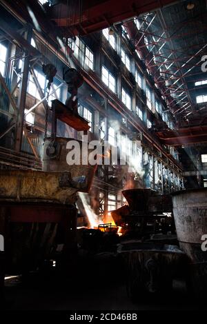 Metallurgie Fabrik Werkstatt. Schmelzen des Metalls läuft. Rotes Feuer und weißer Rauch oder Dampf. Taraz Stadt, Kasachstan. Stockfoto