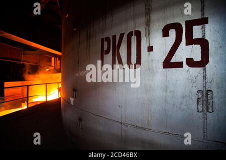 Metallurgie Fabrik Werkstatt der Metallurgischen Anlage. Lichtbogenofen mit oranger brennender Flamme. Taraz Stadt, Kasachstan. Stockfoto