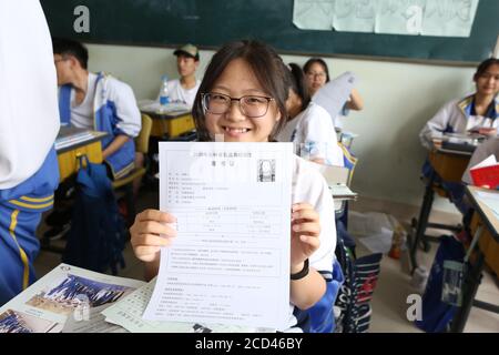 Eine Gruppe von älteren Studenten nehmen ihre letzte Lektion vor der College-Aufnahmeprüfung, die auch als Gaokao bekannt ist, um ihre Schüler erinnern l Stockfoto